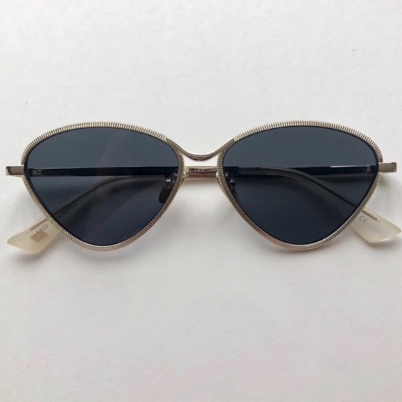 Le Specs GIGI HADID Gold Bazaar Sunglasses - Picture 6 of 13
